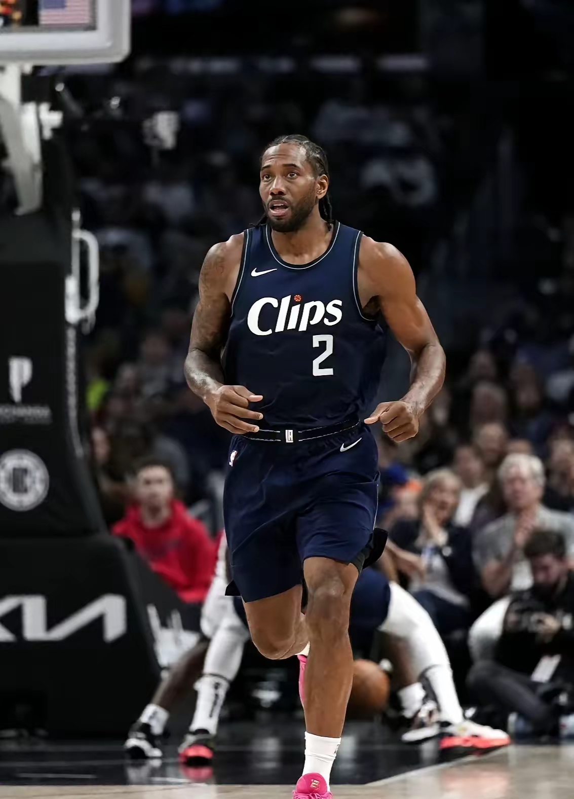 明知阿隆索镇不住巨星，皇马当初为啥还要请他？（既知阿隆索压不住大牌，皇马当时为何仍聘用他？）