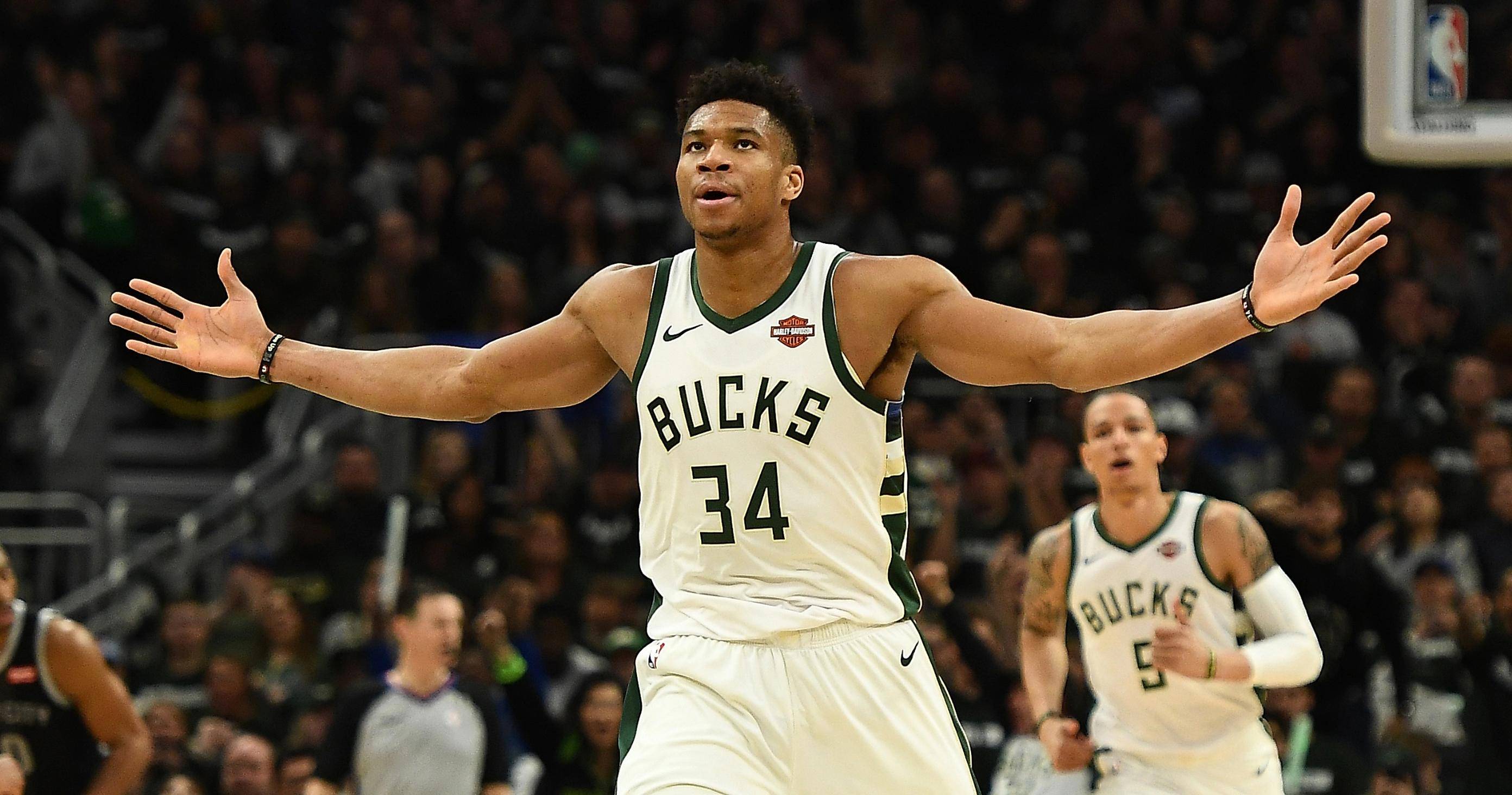 拉维亚开赛8分钟离场，球迷：他是我见过最易受伤的球员之一（拉维亚开场仅8分钟伤退，球迷无奈：堪称我见过最容易受伤的球员之一）