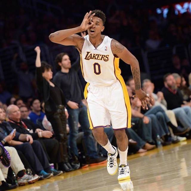 TA：因现代足球重视边路与攻防转换，菱形中场阵型已几乎绝迹（TA：在现代足球强调边路与攻防转换的趋势下，菱形中场几乎走入历史）