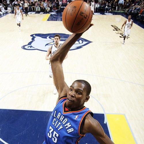 调皮二娃上线，穆勒庆祝夺冠时和25号队友高尔德顶牛假装受伤（二娃又皮了：穆勒夺冠庆祝与25号队友高尔德顶牛扮受伤）